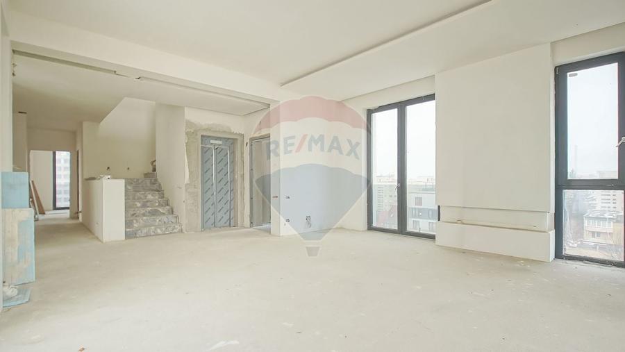Penthouse cu 3 camere decomandat în Centrul Civic