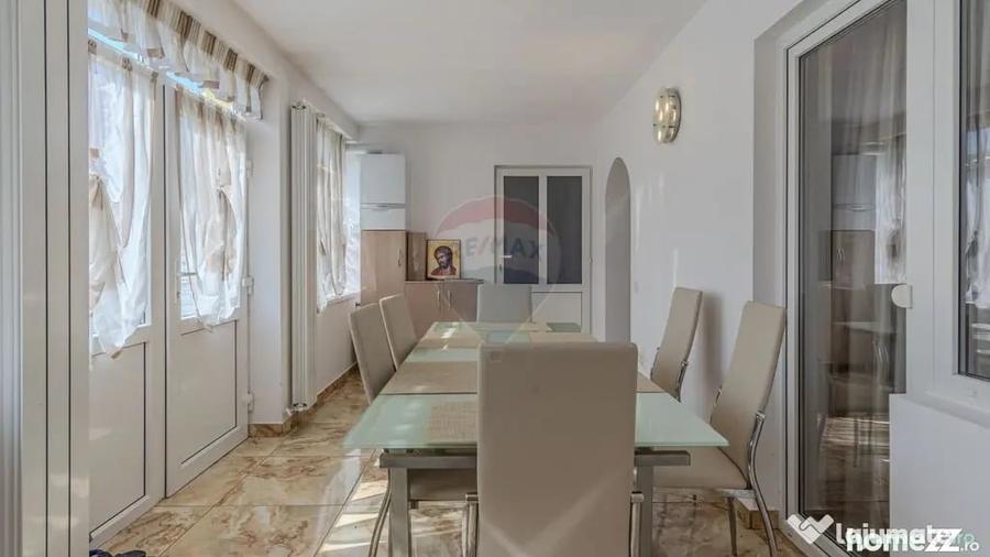 Casă cu 10 camere cu Teren 1074 Mp în Moieciu
