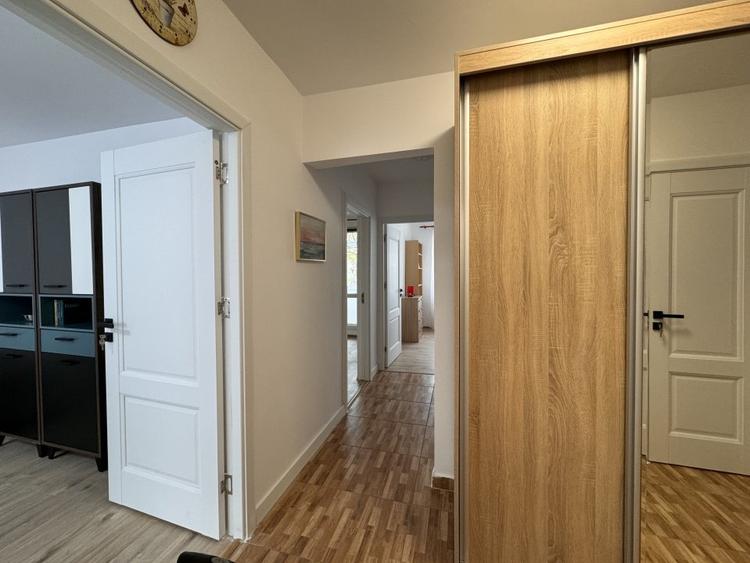 Apartament cu 3 camere decomandat, mobilat în Titan