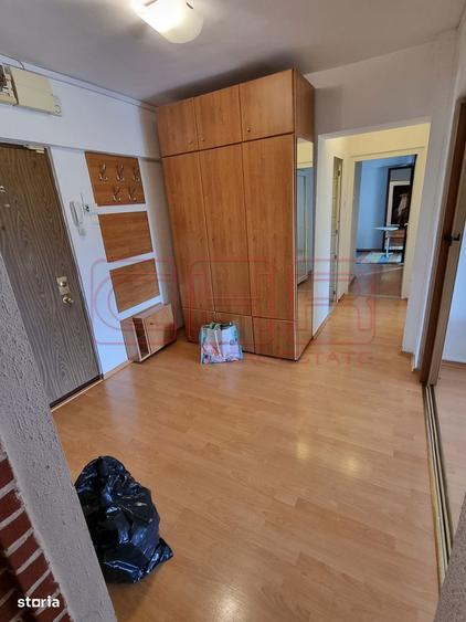 Apartament cu 3 camere decomandat, mobilat în Tei