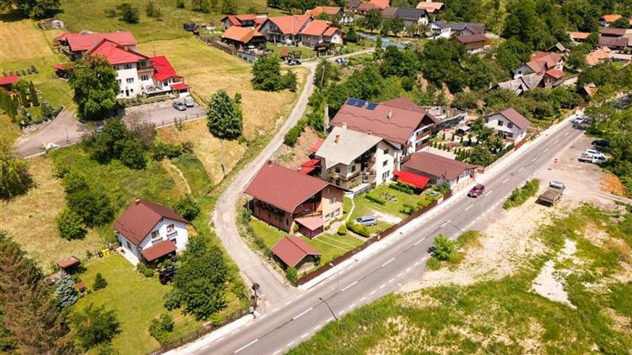 Casă cu 8 camere cu Teren 685 Mp în Moieciu de Jos