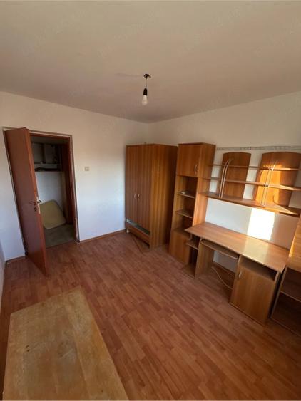 Apartament cu 3 camere decomandat în Micro 12