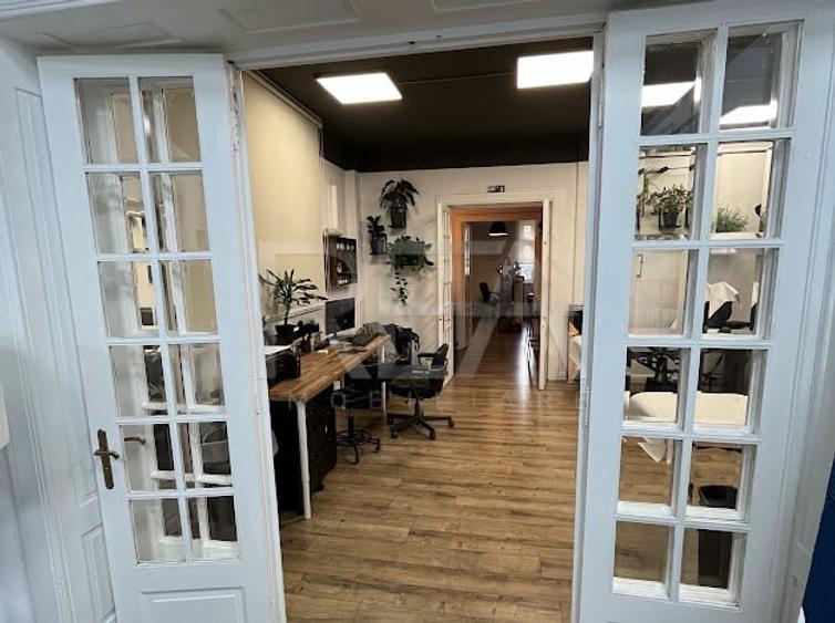 Apartament cu 4 camere semidecomandat, mobilat în Romană