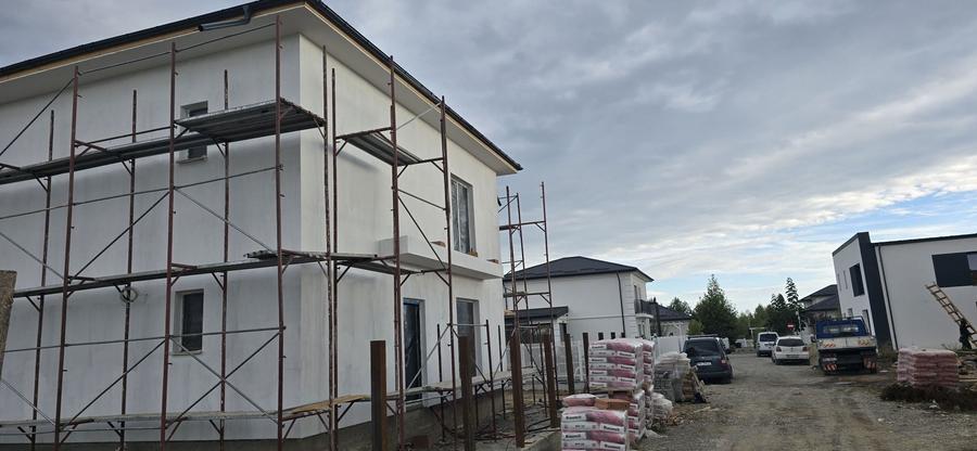 Casă cu 4 camere în Păulești