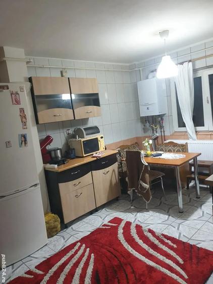 Apartament cu 3 camere semidecomandat, mobilat în Berceni