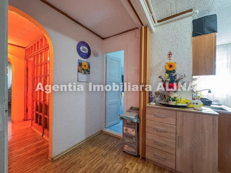 Apartament cu 3 camere semidecomandat în Gojdu