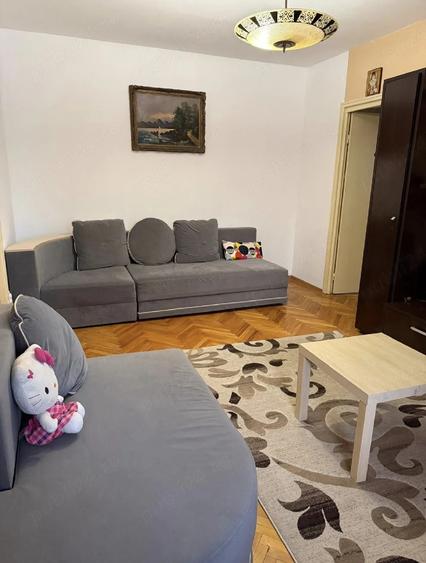 Apartament cu 3 camere semidecomandat în Pajura