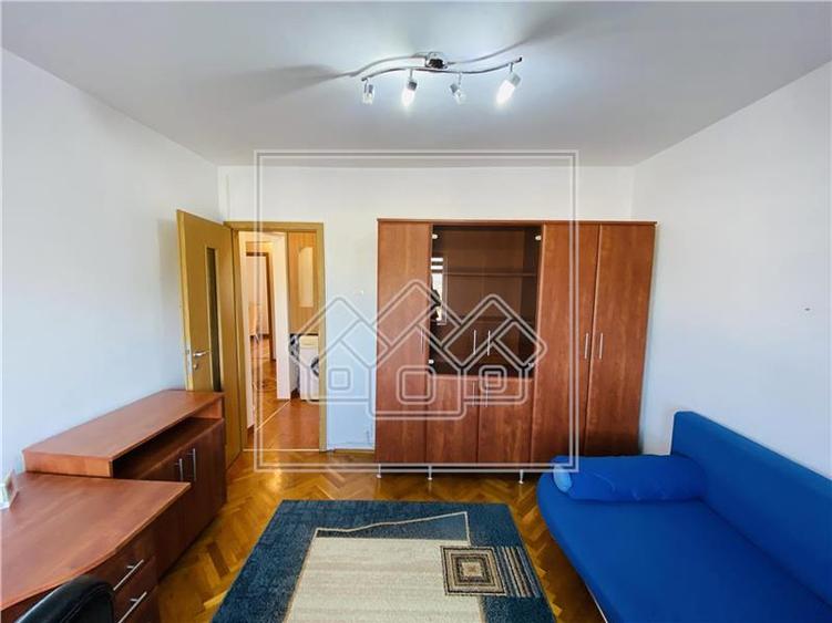 Apartament cu 4 camere decomandat în Ștrand