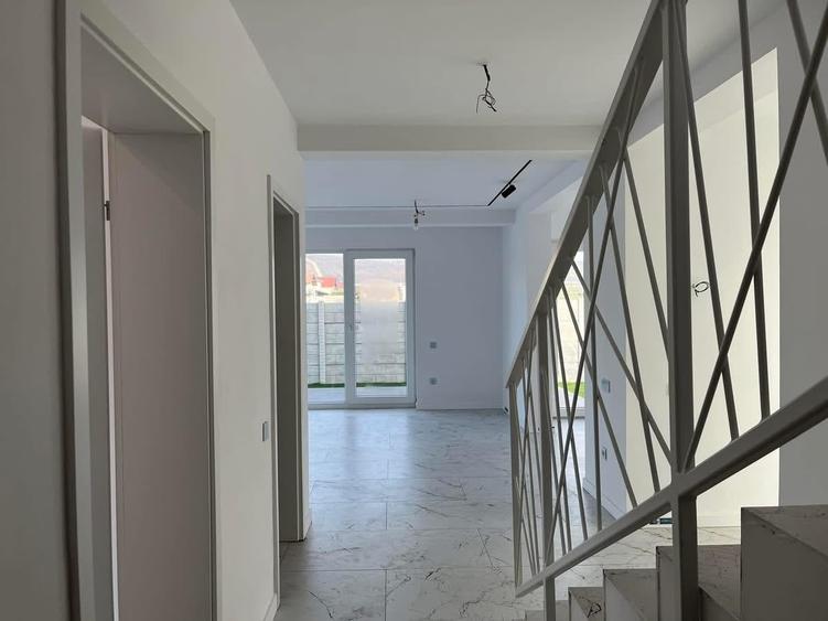 Casă individuală cu 5 camere cu Canalizare în Oncea