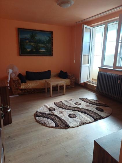 Apartament cu 3 camere decomandat în Calea București