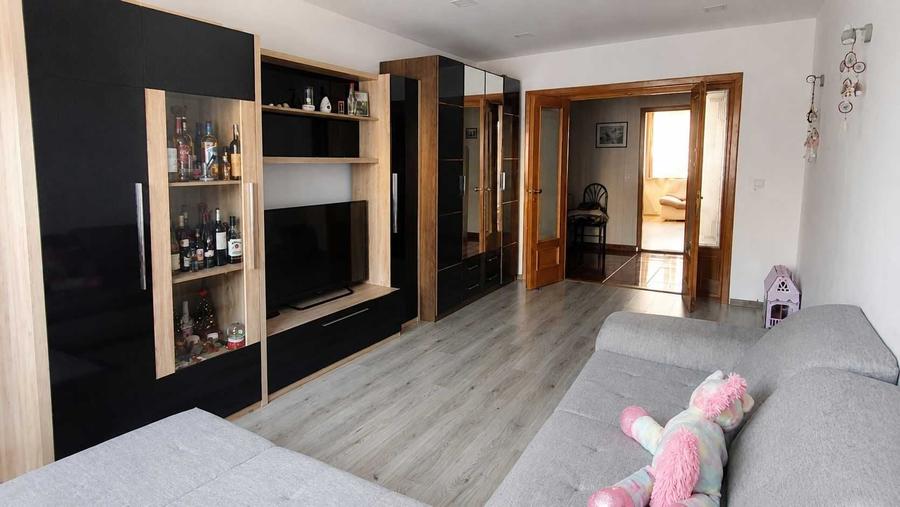 Apartament cu 3 camere decomandat în Exterior Vest