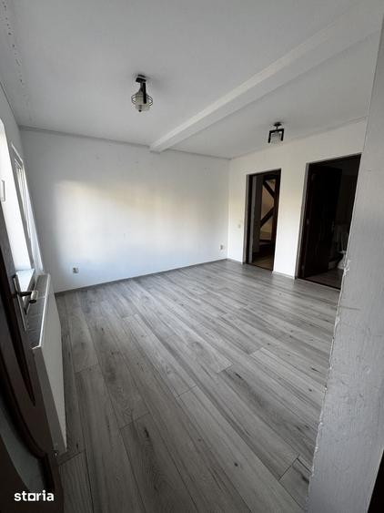 Casă cu 8 camere cu Teren 500 Mp în Iris