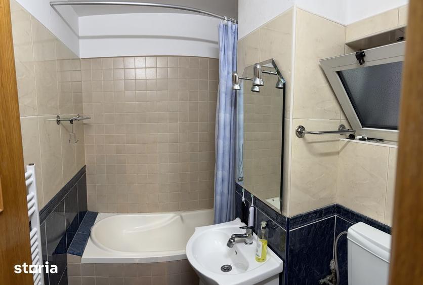 Apartament cu 3 camere semidecomandat în Central