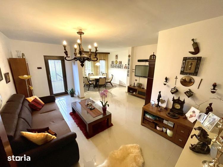 Casă cu 6 camere cu Teren 1629 Mp în Plopu