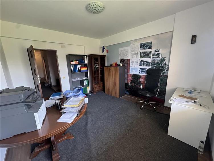 Apartament cu 4 camere decomandat în Central