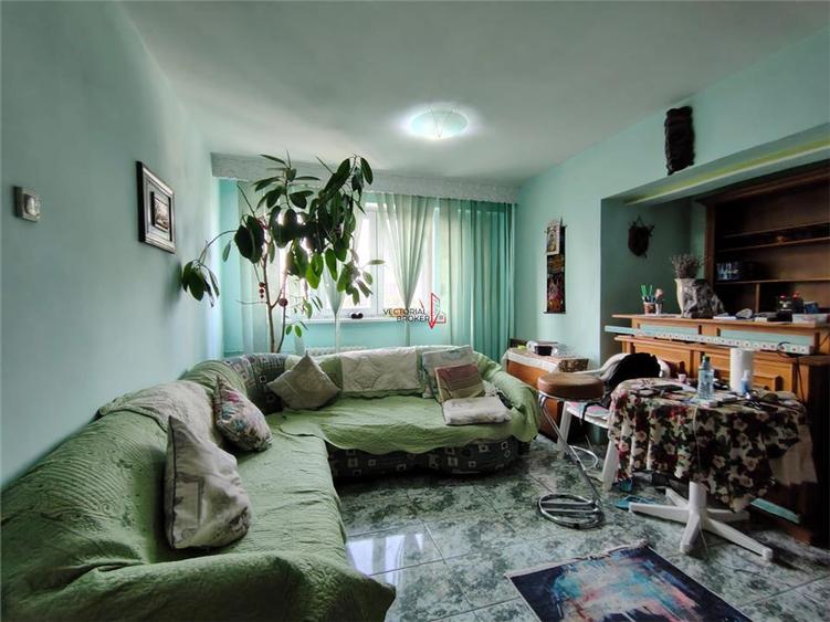 Apartament cu 3 camere semidecomandat în 1 Decembrie 1918