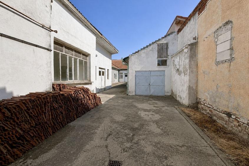 Casă individuală cu 7 camere cu Canalizare în Pârneava