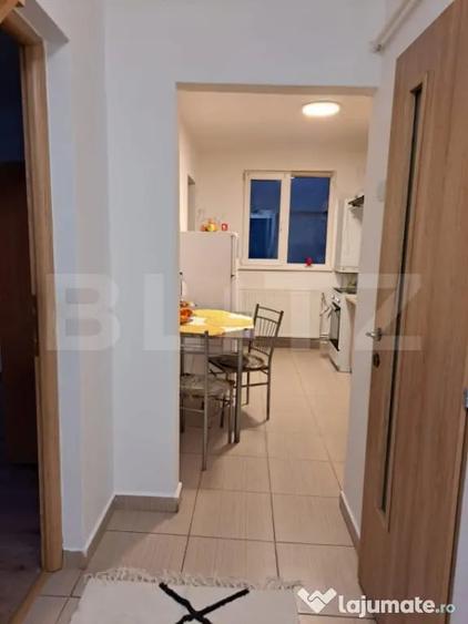Apartament cu 3 camere decomandat în Tractorul