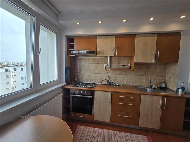 Apartament cu 3 camere semidecomandat, mobilat în Central