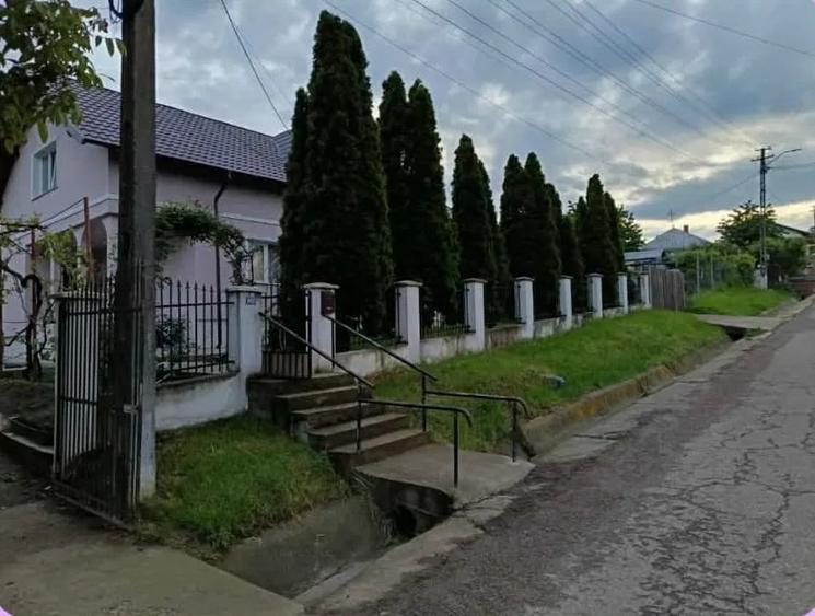 Casă individuală cu 6 camere cu Teren 1380 Mp în Central