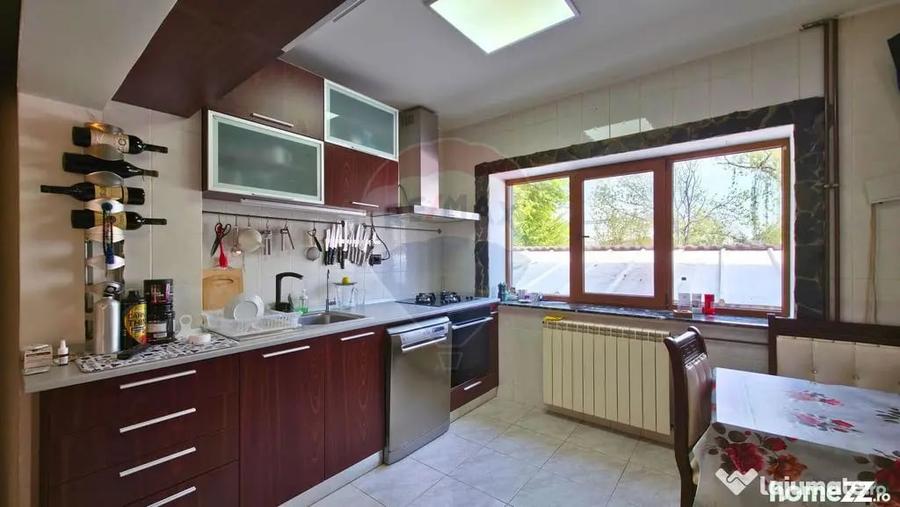 Casă cu 7 camere cu Teren 350 Mp în Lacul Morii