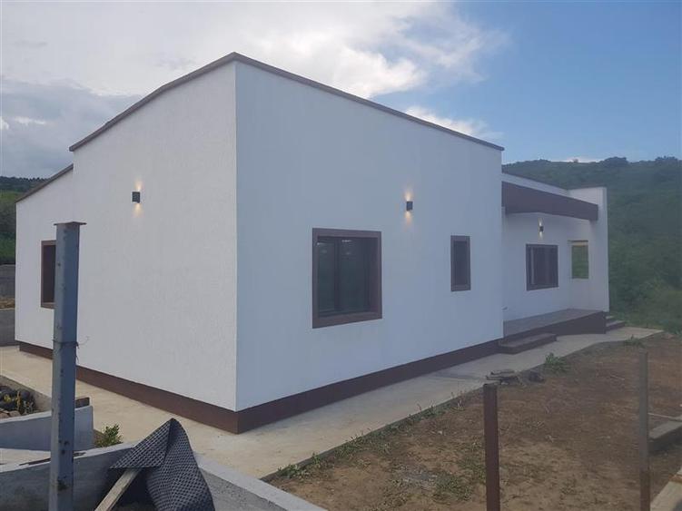 Casă individuală cu 4 camere cu Teren 500 Mp în Tomești