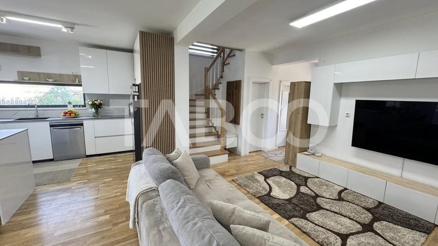 Duplex cu 5 camere cu Canalizare în Cristian