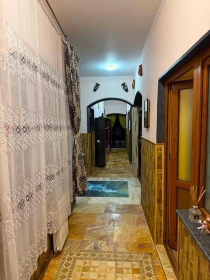 Casă individuală cu 4 camere cu Canalizare în Vest