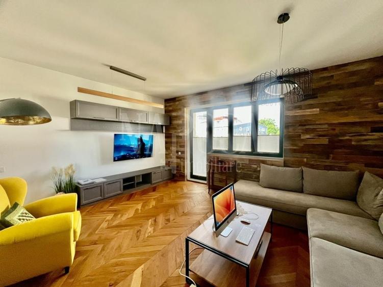 Apartament cu 4 camere semidecomandat în Central