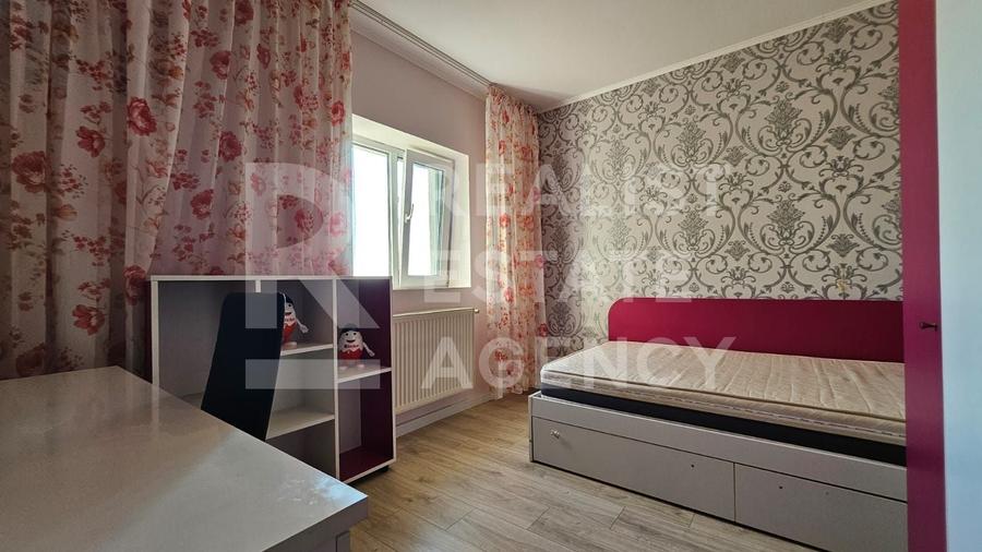 Apartament cu 4 camere decomandat, mobilat în Central
