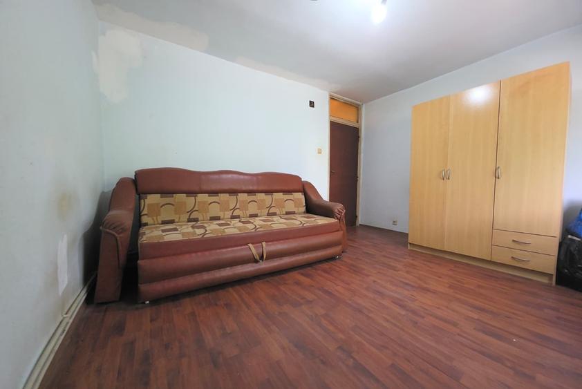 Apartament cu 3 camere decomandat în 1 Decembrie