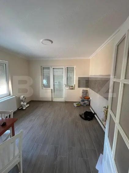 Casă cu 8 camere cu Teren 1000 Mp în Moșnița Veche