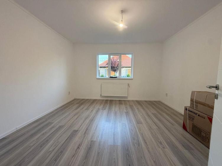 Duplex cu 4 camere cu Canalizare în Plopi