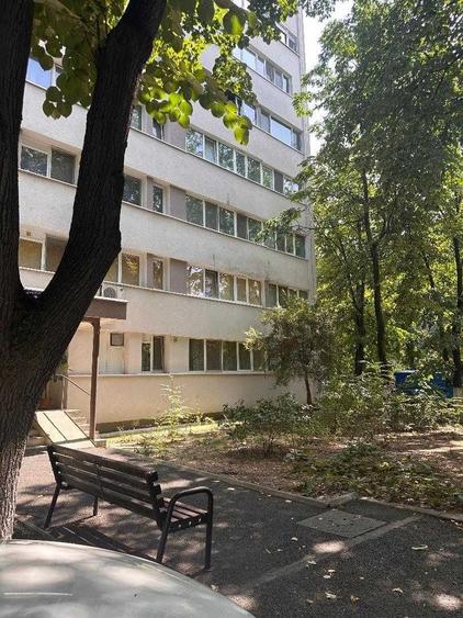 Apartament cu 3 camere semidecomandat în Militari