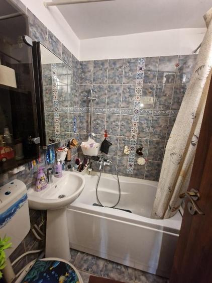 Apartament cu 4 camere semidecomandat în Berceni