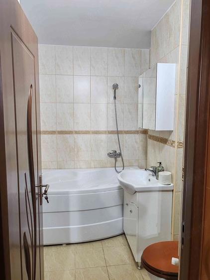 Apartament cu 3 camere semidecomandat, mobilat în Cantemir