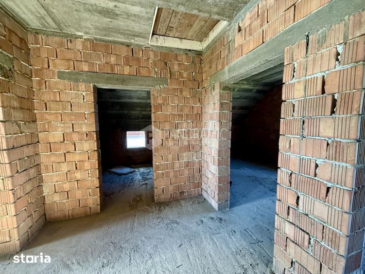 Casă cu 6 camere cu Teren 1900 Mp în Sud