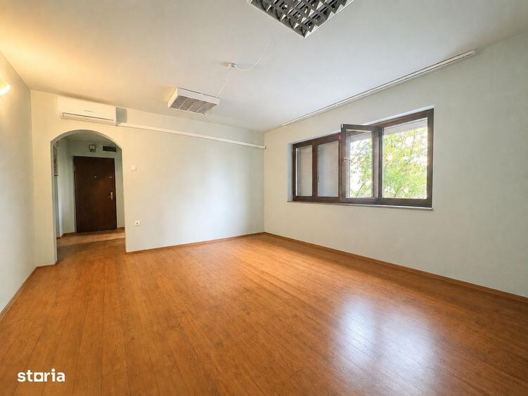 Apartament cu 3 camere semidecomandat în Central