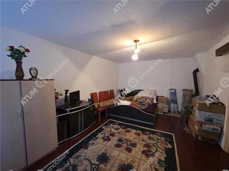 Apartament cu 3 camere semidecomandat, mobilat în Piața Cluj