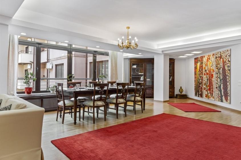 Apartament cu 3 camere semidecomandat în Arcul de Triumf