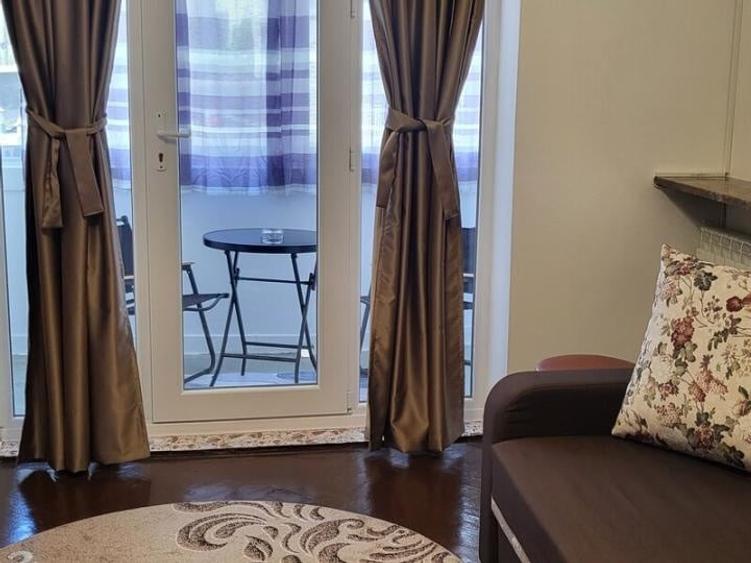 Apartament cu 3 camere semidecomandat, mobilat în Universitate