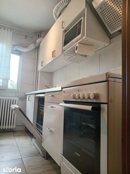 Apartament cu 3 camere semidecomandat, mobilat în Titan