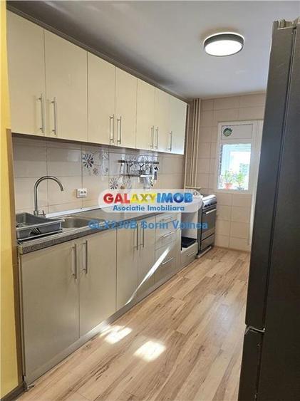 Apartament cu 4 camere semidecomandat, mobilat în Rahova