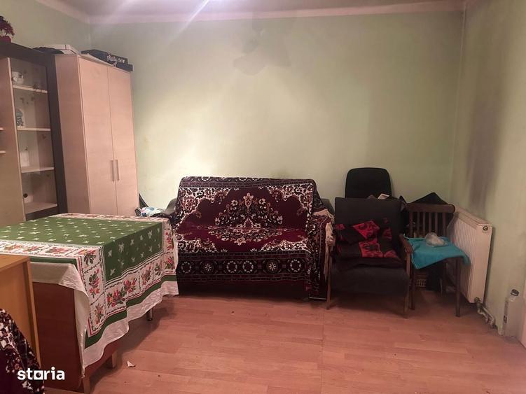 Casă cu 5 camere cu Teren 250 Mp în Andronache