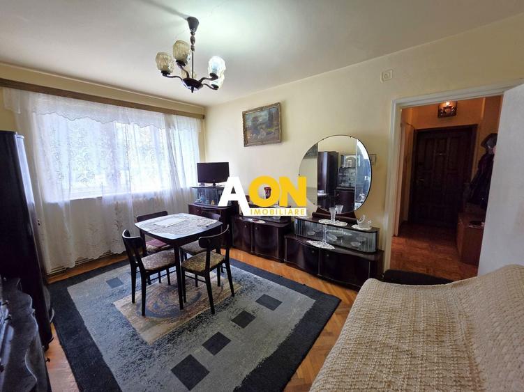 Apartament cu 3 camere semidecomandat în Cetate