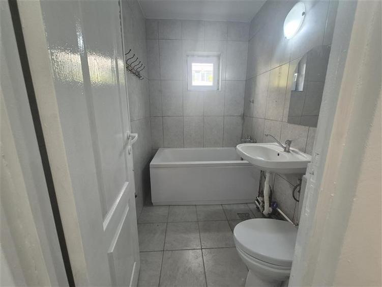 Apartament cu 3 camere semidecomandat în Dacia