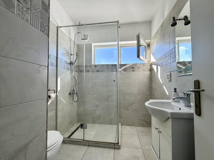 Apartament cu 4 camere semidecomandat, mobilat în Între Lacuri