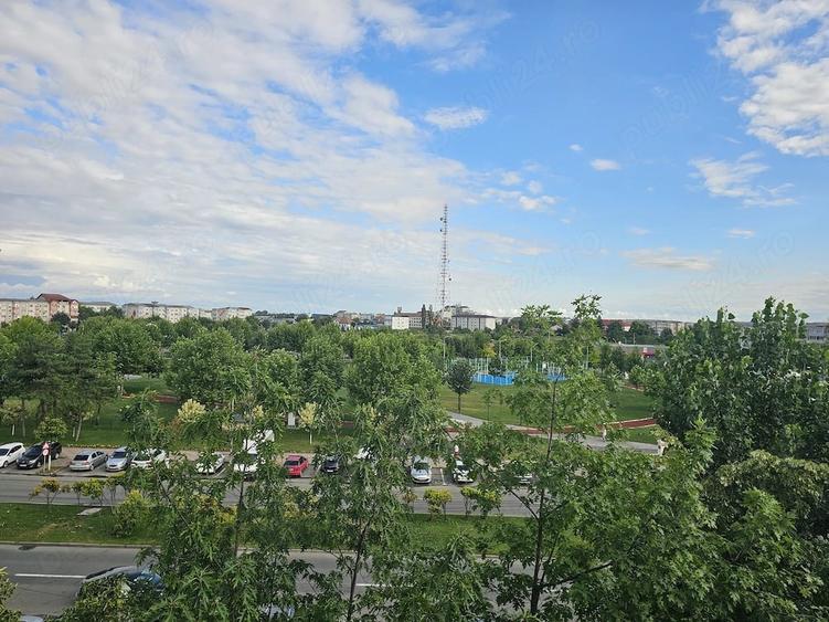 Apartament cu 3 camere decomandat în Tineretului
