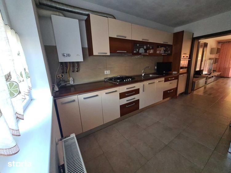 Casă cu 6 camere cu Teren 300 Mp în Dumbrăvița