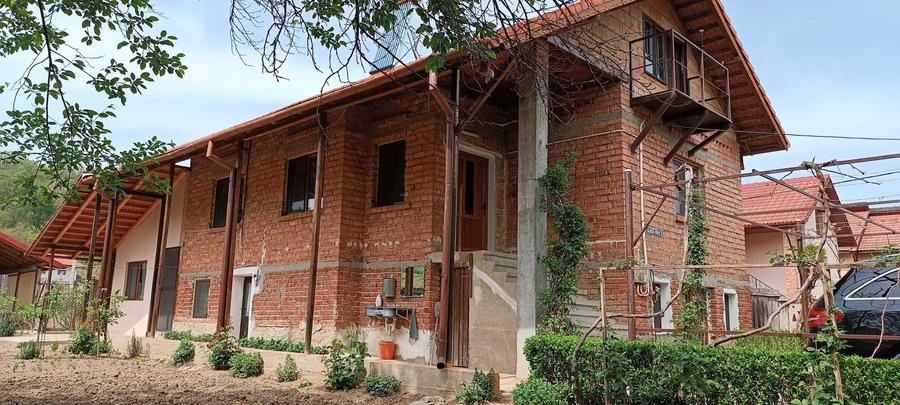 Casă cu 4 camere în Târgu Logrești